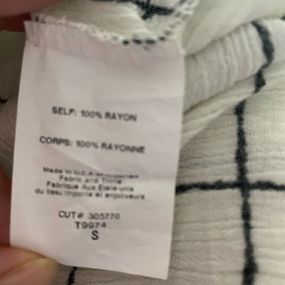 Lush white w/ black pane crinkle, long sleeve, Dropped neck 3- button size Small - Picture 7 of 8
